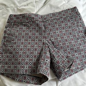 Patterned side zip shorts with 5” inseam